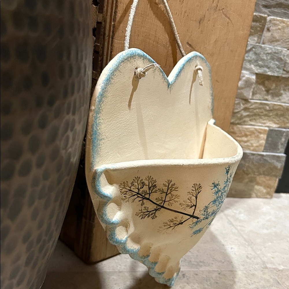 Ceramic heart-shaped pottery wall pocket Vase - Picture 4 of 9